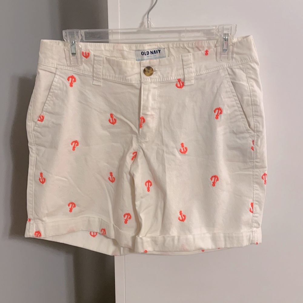 Coral anchor design on white cotton shorts